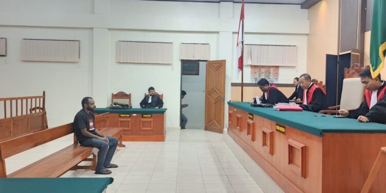 Eks Anggota Polres Yalimo yang Membelot ke KKB Dihukum 8 Tahun Penjara Aske Mabel menjalani persidangan di Pengadilan Negeri Kelas II-B Wamena. (Foto: Satgas Ops Damai Cartenz).