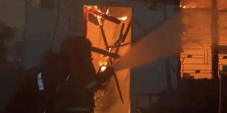 Mencekam, Detik-Detik Api Melahap Puluhan Rumah Warga di Medan Kebakaran di Kota Medan. (Foto: Pusdatin Damkar Medan)