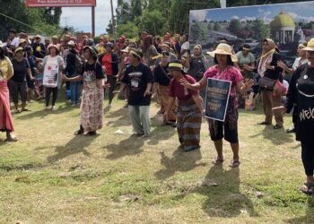 Masyarakat Desa Rambung Baru yang melakukan aksi protes di depan lahan pemakaman mewah di Sibolangit. (Foto: narata)