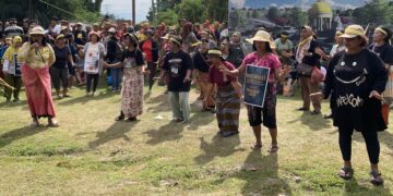 Masyarakat Desa Rambung Baru yang melakukan aksi protes di depan lahan pemakaman mewah di Sibolangit. (Foto: narata)