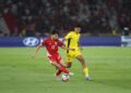 Imbang Lawan Malaysia, Garuda Muda Lolos ke Semifinal ASEAN U-23 Mandiri Cup 2025 Pemain Timnas Indonesia U-23, Victor Benjamin Dethan (merah), dikawal ketat oleh gelandang Malaysia U-23, Muhammad Haqimi Azim bin Rosli (kuning). (Foto: ASEANutdfc)
