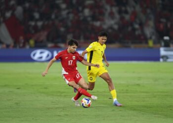 Pemain Timnas Indonesia U-23, Victor Benjamin Dethan (merah), dikawal ketat oleh gelandang Malaysia U-23, Muhammad Haqimi Azim bin Rosli (kuning). (Foto: ASEANutdfc)