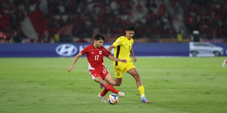 Imbang Lawan Malaysia, Garuda Muda Lolos ke Semifinal ASEAN U-23 Mandiri Cup 2025 Pemain Timnas Indonesia U-23, Victor Benjamin Dethan (merah), dikawal ketat oleh gelandang Malaysia U-23, Muhammad Haqimi Azim bin Rosli (kuning). (Foto: ASEANutdfc)