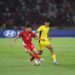 Pemain Timnas Indonesia U-23, Victor Benjamin Dethan (merah), dikawal ketat oleh gelandang Malaysia U-23, Muhammad Haqimi Azim bin Rosli (kuning). (Foto: ASEANutdfc)
