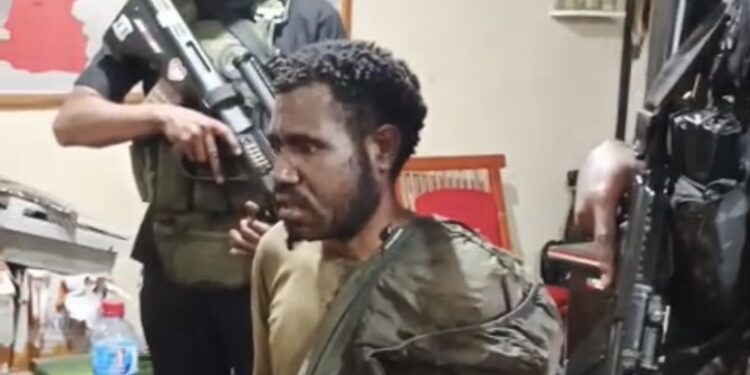 Satgas Ops Damai Cartenz Tangkap Anggota KKB yang Pernah Tembak Polisi di Jayawijaya Anggota Kelompok Kriminal Bersenjata (KKB), Roberth Wenda alias Hesegem. (Foto: Satgas Ops Damai Cartenz)