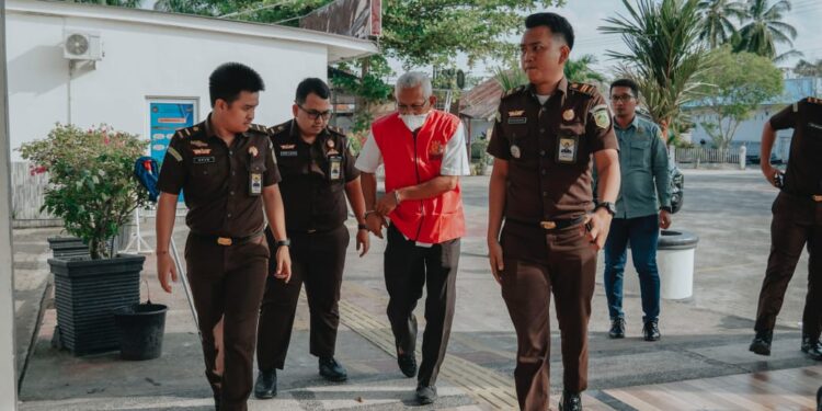 Diduga Korupsi Rp1,1 Milliar, Mantan Kadinkes Batu Bara Jadi Tersangka whatsapp image 2025 07 18 at 18.12.47