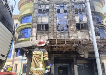 Salah satu gedung yang berada di Asrama Haji Medan terbakar, Rabu 30 Juli 2025. (Foto: Istimewa)