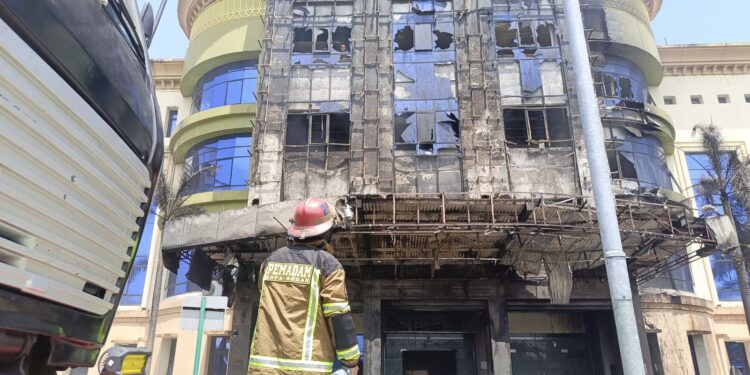 Salah satu gedung yang berada di Asrama Haji Medan terbakar, Rabu 30 Juli 2025. (Foto: Istimewa)