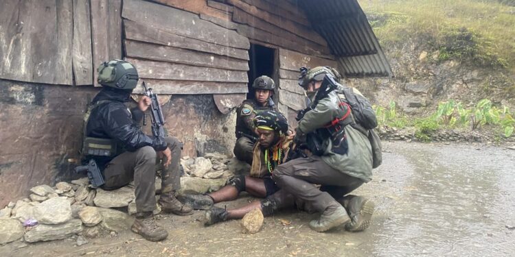 Satgas Ops Damai Cartenz Tangkap Anggota KKB Male Telenggen di Puncak Jaya Satgas Ops Damai Cartenz saat menangkap Male Telenggen. (Foto: Humas Satgas Ops Damai Cartenz)