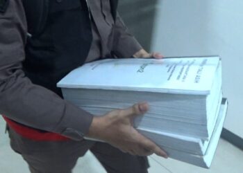 Sejumlah dokumen yang disita oleh Kejati Sumut usai menggeledah kantor PTPN l Regional 1 terkait dugaan korupsi penjualan aset. (Foto: narata/Ghiyatuddin)