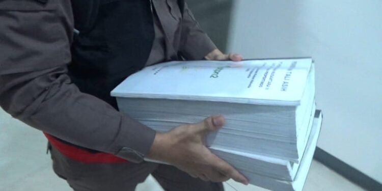 Sejumlah dokumen yang disita oleh Kejati Sumut usai menggeledah kantor PTPN l Regional 1 terkait dugaan korupsi penjualan aset. (Foto: narata/Ghiyatuddin)