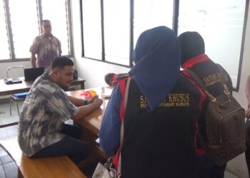 Tim Penyidik Bidang Pidana Khusus Kejaksaan Tinggi (Kejati) Sumatera Utara menggeledah sejumlah lokasi terkait dugaan tindak pidana korupsi pada penjualan aset PTPN I Regional 1. (Foto: narata/Ghiyatuddin)