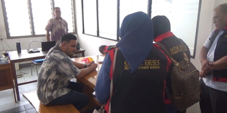 Kejati Sumut Geledah Kantor PTPN I Terkait Dugaan Korupsi Penjualan Aset Tim Penyidik Bidang Pidana Khusus Kejaksaan Tinggi (Kejati) Sumatera Utara menggeledah sejumlah lokasi terkait dugaan tindak pidana korupsi pada penjualan aset PTPN I Regional 1. (Foto: narata/Ghiyatuddin)
