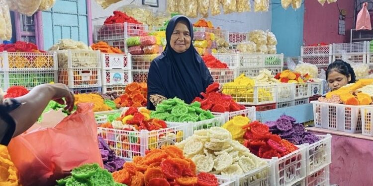 Nurhayati saat menjajakan dagangan rengginangnya di Kabupaten Batu Bara, Sumatera Utara. (Foto: narata/ghiyatuddin)