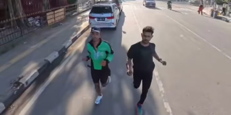 Pria di Medan Lari 13 Km Pakai Jaket Ojol, Aksi Solidaritas untuk Affan img 3423