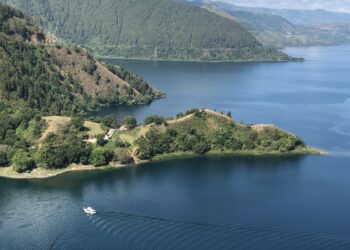 Danau Toba dilihat dari atas Bukit Singgolom, Desa Lintong Nihita, Kabupaten Toba, Sumut. (Foto: narata/aan).