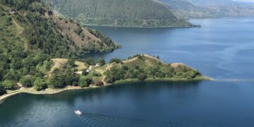 Danau Toba dilihat dari atas Bukit Singgolom, Desa Lintong Nihita, Kabupaten Toba, Sumut. (Foto: narata/aan).