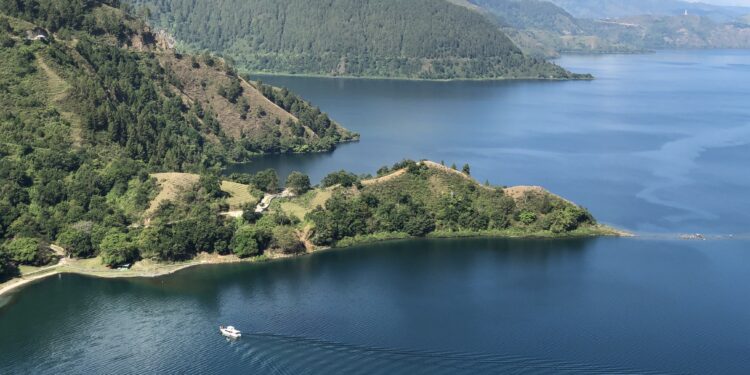 Air Danau Toba Keruh Diduga Akibat Kekeringan dan Pencemaran Limbah Danau Toba dilihat dari atas Bukit Singgolom, Desa Lintong Nihita, Kabupaten Toba, Sumut. (Foto: narata/aan).