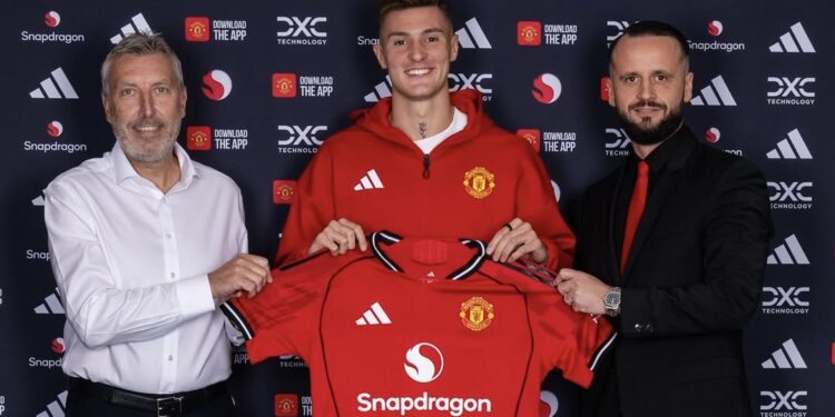 Benjamin Sesko Resmi ke Old Trafford, Newcastle Gigit Jari Manchester United resmi merekrut Benjamin Sesko (tengah). (Foto: Instagram @benjaminsesko)
