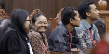 Pemohon prinsipal mengikuti sidang putusan pengujian materiil Undang-Undang Nomor 7 Tahun 2021 tentang Harmonisasi Peraturan Perpajakan, Kamis (14/8/2025) di Ruang Sidang Mahkamah Konstitusi. (Foto: Humas MK)