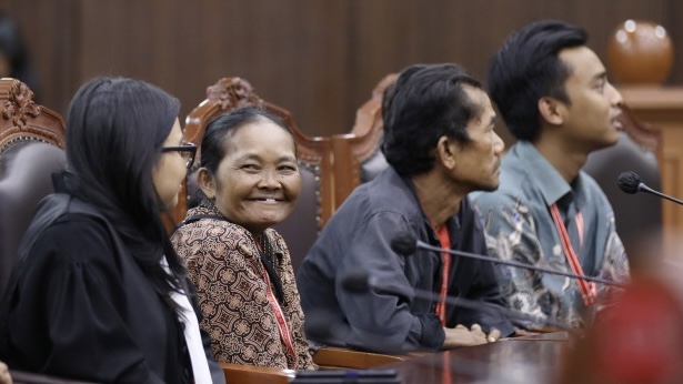 Putusan MK Soal PPN 12 Persen Dinilai Abaikan Prinsip Keadilan Pemohon prinsipal mengikuti sidang putusan pengujian materiil Undang-Undang Nomor 7 Tahun 2021 tentang Harmonisasi Peraturan Perpajakan, Kamis (14/8/2025) di Ruang Sidang Mahkamah Konstitusi. (Foto: Humas MK)