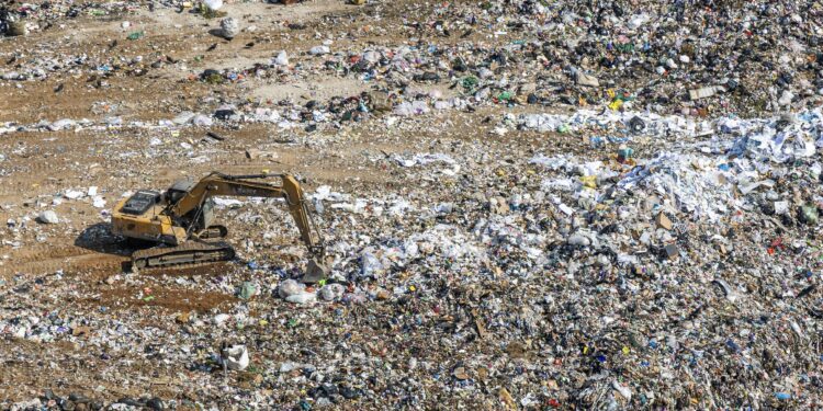 Peneliti IPB Sebut Ekonomi Sirkular Jadi Solusi Krisis Ekologi Ilustrasi tempat pembuangan akhir. (Foto: Alex Person via Unsplash)