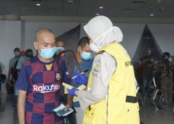 Komnas Perempuan Desak Revisi UU Perlindungan Pekerja Migran Berbasis Hak dan Responsif Gender Seorang Pekerja Migran Indonesia (PMI) saat tiba di Bandara Internasional Kualanamu, Deli Serdang, Sumatera Utara. (Foto: narata/aan)