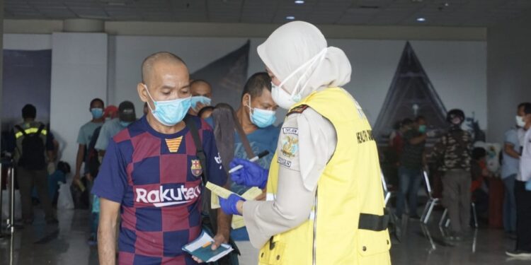 Komnas Perempuan Desak Revisi UU Perlindungan Pekerja Migran Berbasis Hak dan Responsif Gender Seorang Pekerja Migran Indonesia (PMI) saat tiba di Bandara Internasional Kualanamu, Deli Serdang, Sumatera Utara. (Foto: narata/aan)