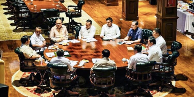 Prabowo Rapat Maraton di Hambalang Bahas Lahan, Tambang, dan Investasi Presiden Prabowo Subianto mengadakan rapat secara maraton bersama sejumlah Menteri Kabinet Merah Putih di kediaman pribadinya, Hambalang, Kabupaten Bogor, Jawa Barat, pada Rabu, 20 Agustus 2025. (Foto: BPMI Setpres)