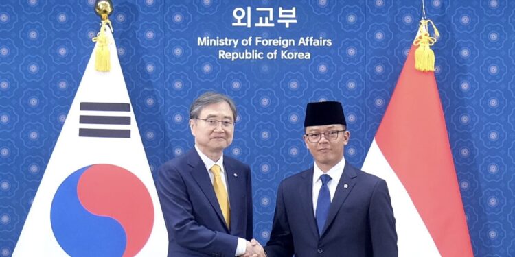 Indonesia dan Korea Selatan Sepakat Perkuat Kerja Sama Ekonomi, Energi, dan Digital Menteri Luar Negeri Indonesia, Sugiono, bersama Menteri Luar Negeri Republik Korea, Cho Hyun. (Foto: Humas Kementerian Luar Negeri RI)