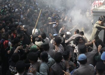 Aksi unjuk rasa di depan kantor DPRD Sumatera Utara, Selasa 26 Agustus 2025. (Foto: narata/Ghiyatuddin)