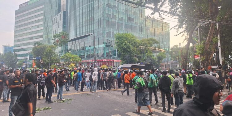 Potret Polisi dan Massa Bentrok saat Demo Tuntut Bubarkan DPR di Medan c1231b71 c480 4027 97cf c715c80b259f