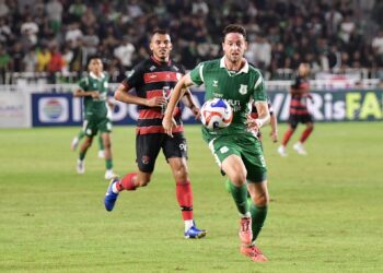 Penyerang PSMS Medan, Felipe Cadenazzi, berhasil meloloskan diri dari kawalan bek Persekat Tegal, Iuri Barbosa Da Silva. (Foto: Media Official PSMS)