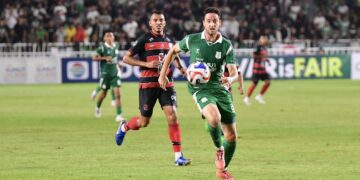 Penyerang PSMS Medan, Felipe Cadenazzi, berhasil meloloskan diri dari kawalan bek Persekat Tegal, Iuri Barbosa Da Silva. (Foto: Media Official PSMS)