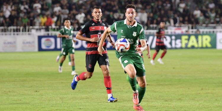 PSMS Medan Dipermalukan Persekat Tegal Lewat Gol di Menit Akhir Penyerang PSMS Medan, Felipe Cadenazzi, berhasil meloloskan diri dari kawalan bek Persekat Tegal, Iuri Barbosa Da Silva. (Foto: Media Official PSMS)
