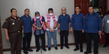 Dua tersangka (rompi pink) kasus dugaan korupsi pengadaan kapal tunda senilai Rp135,81 miliar. (Foto: Humas Kejati Sumut)