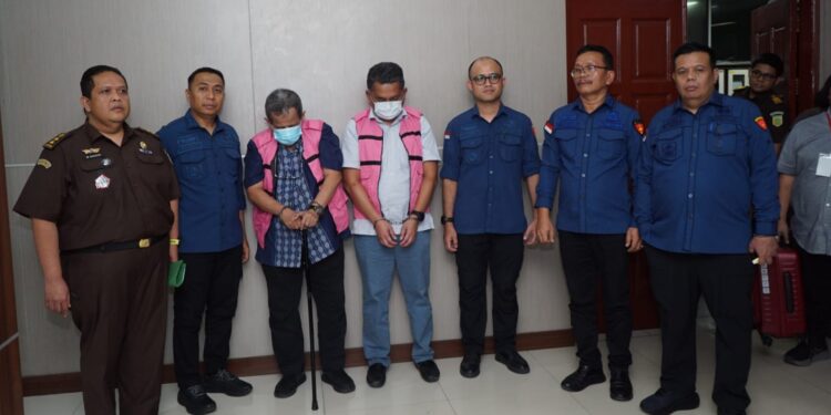 Dua tersangka (rompi pink) kasus dugaan korupsi pengadaan kapal tunda senilai Rp135,81 miliar. (Foto: Humas Kejati Sumut)