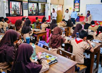 Presiden Republik Indonesia, Prabowo Subianto bersama tokoh filantropi dunia Bill Gates berkunjung ke SD Jati 03, Jakarta, pada Rabu, 7 Mei 2025, guna meninjau langsung pelaksanaan program makan bergizi gratis (MBG). (Foto: BPMI Setpres)