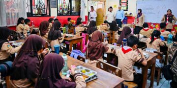 Presiden Republik Indonesia, Prabowo Subianto bersama tokoh filantropi dunia Bill Gates berkunjung ke SD Jati 03, Jakarta, pada Rabu, 7 Mei 2025, guna meninjau langsung pelaksanaan program makan bergizi gratis (MBG). (Foto: BPMI Setpres)