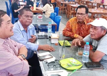 Ketua KPUM Medan, M Hasibuan, dan Ketua Sekper Sumut, Israel Situmeang, saat bersilaturahmi dengan tokoh masyarakat Sumut yang juga menjabat Dewan Pembina Masyarakat Transportasi Indonesia, Dr. Parlindungan Purba, S.H., M.M di Medan, Jumat (19/8/2025). (Foto: Narata/Istimewa)