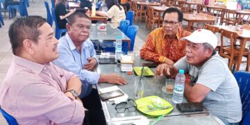 Ketua KPUM Medan, M Hasibuan, dan Ketua Sekper Sumut, Israel Situmeang, saat bersilaturahmi dengan tokoh masyarakat Sumut yang juga menjabat Dewan Pembina Masyarakat Transportasi Indonesia, Dr. Parlindungan Purba, S.H., M.M di Medan, Jumat (19/8/2025). (Foto: Narata/Istimewa)