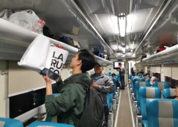 Naik KA Kelas Eksekutif Medan-Rantau Prapat Sebaliknya Hanya Rp80 Ribu, Cek Syaratnya… Penumpang kereta api. (Foto: Narata/Istimewa)