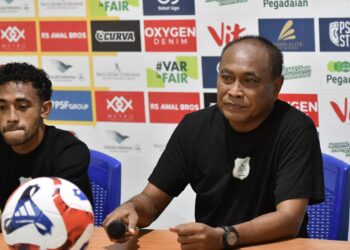 Pemain sayap PSMS, Ari Maring, dan pelatih PSMS, Kas Hartadi, saat jumpa pers jelang pertandingan lawan PSPS Pekanbaru. (Foto: Media officer PSMS Medan)