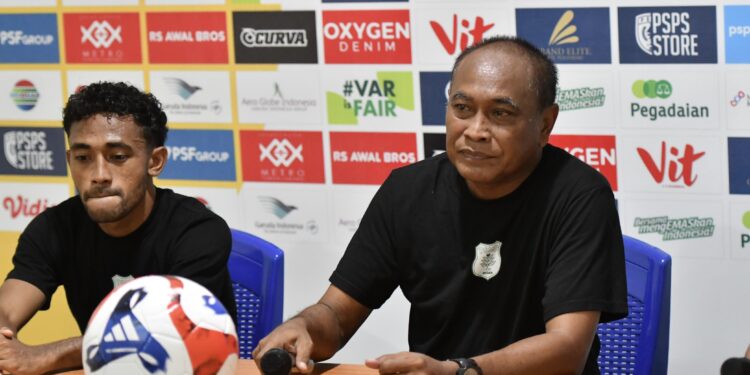 Tanpa Cadenazzi, PSMS Tetap Optimistis Bungkam PSPS Pekanbaru Pemain sayap PSMS, Ari Maring, dan pelatih PSMS, Kas Hartadi, saat jumpa pers jelang pertandingan lawan PSPS Pekanbaru. (Foto: Media officer PSMS Medan)