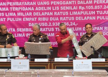 Kepala Kejati Sumut memperlihatkan uang pengganti miliaran rupiah terpidana Adelin Lis dalam perkara korupsi dan pembalakkan liar saat konferensi pers di Kantor Kejatisu Jalan A.H Nasution, Kota Medan, Rabu (03/09/2025). (Foto : narata.co/Ghiyatuddin).
