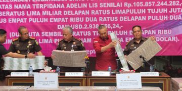 Kepala Kejati Sumut memperlihatkan uang pengganti miliaran rupiah terpidana Adelin Lis dalam perkara korupsi dan pembalakkan liar saat konferensi pers di Kantor Kejatisu Jalan A.H Nasution, Kota Medan, Rabu (03/09/2025). (Foto : narata.co/Ghiyatuddin).