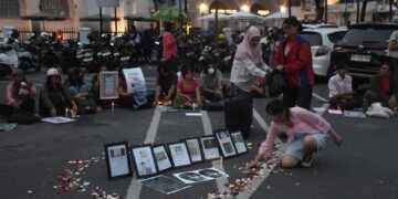 Massa aksi perempuan di Medan saat meletakkan foto para korban yang meninggal dunia sejak gelombang demonstrasi bubarkan anggota DPR 25 -30 Agustus 2025. (Foto : narata.co/Istimewa)