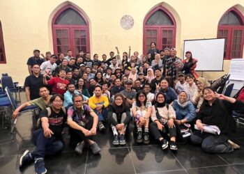 Sarasehan AJI di Festival Media 2025: Dorong Liputan Indepth dan Perkuat Jejaring Alternatif Para peserta foto bersama usai menggelar Festival Media (Fesmed) 2025 di Benteng Ujung Pandang, Sabtu (13/09/2025)