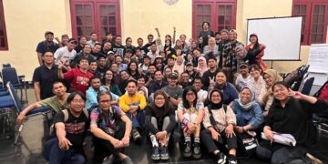 Para peserta foto bersama usai menggelar Festival Media (Fesmed) 2025 di Benteng Ujung Pandang, Sabtu (13/09/2025)