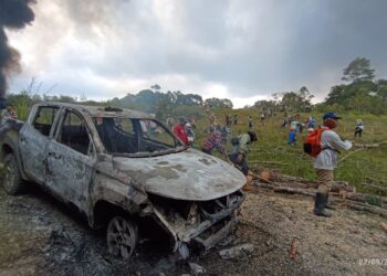 Mobil patroli milik PT Toba Pulp Lestari (TPL) dibakar saat bentrokan antara pekerja PT TPL dengan masyarakat adat Sihaporas. (Foto: Humas PT TPL)